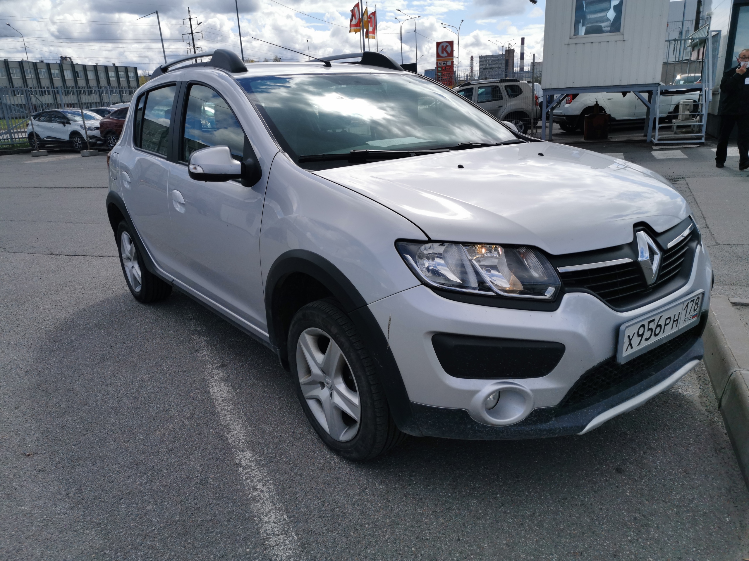 Осмотр Renault Sandero курильщика.